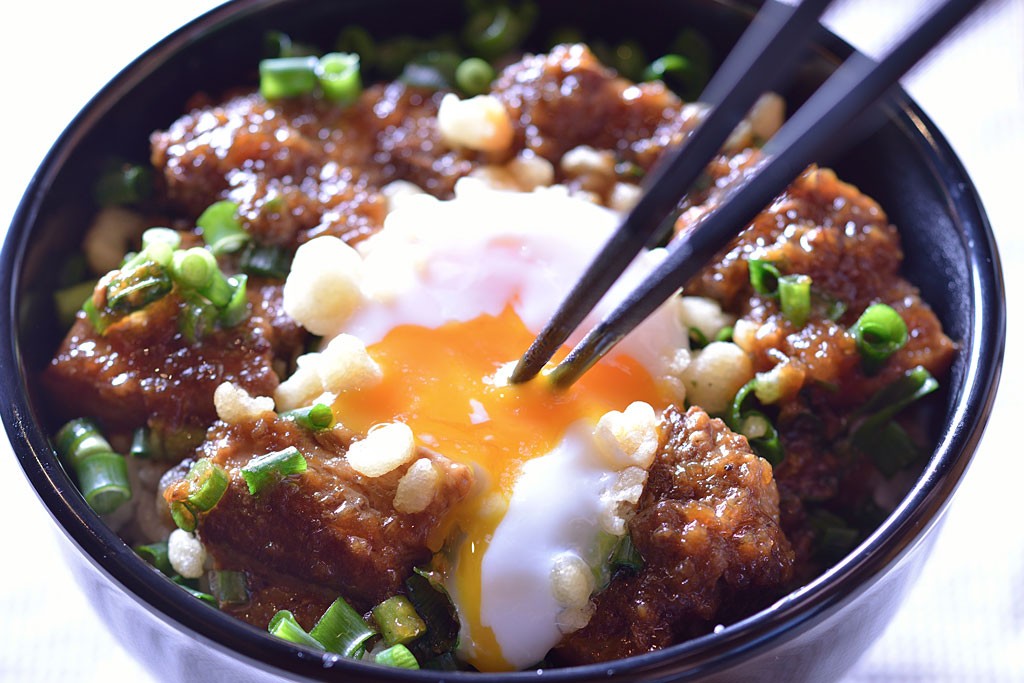 豚玉丼の店 たぬ金亭 卵入り豚玉丼